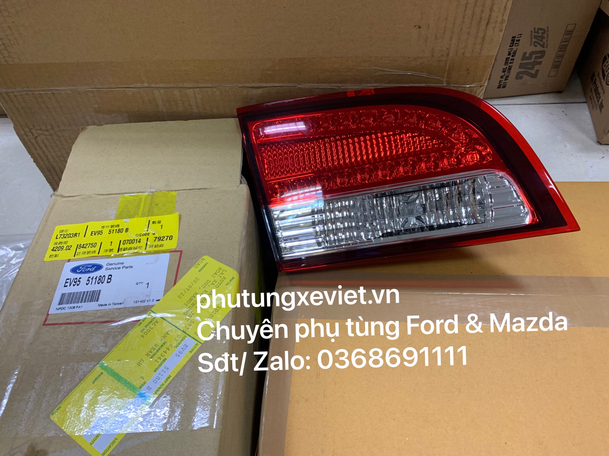 Đèn hậu trên cốp Ford Escape 09 EV9551170B EV9551180B