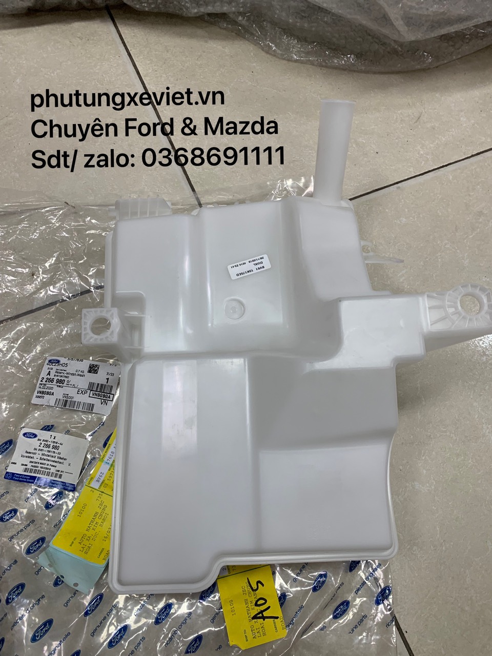 Bình nước rửa kính Ford Focus 2015-2019 / BV6113K175DC / BV6113K175CC