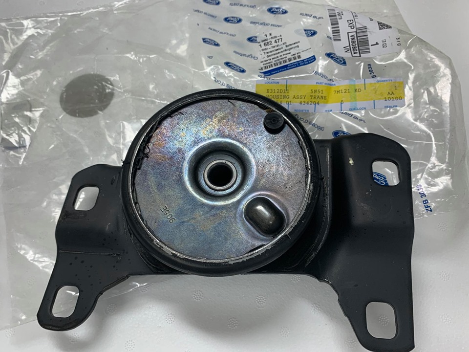 Chân đỡ (bắt) hộp số Ford Focus