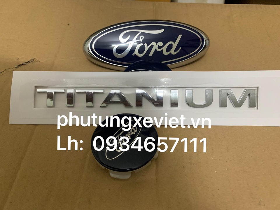 Chữ Titanium dán sau xe Ford EcoSport