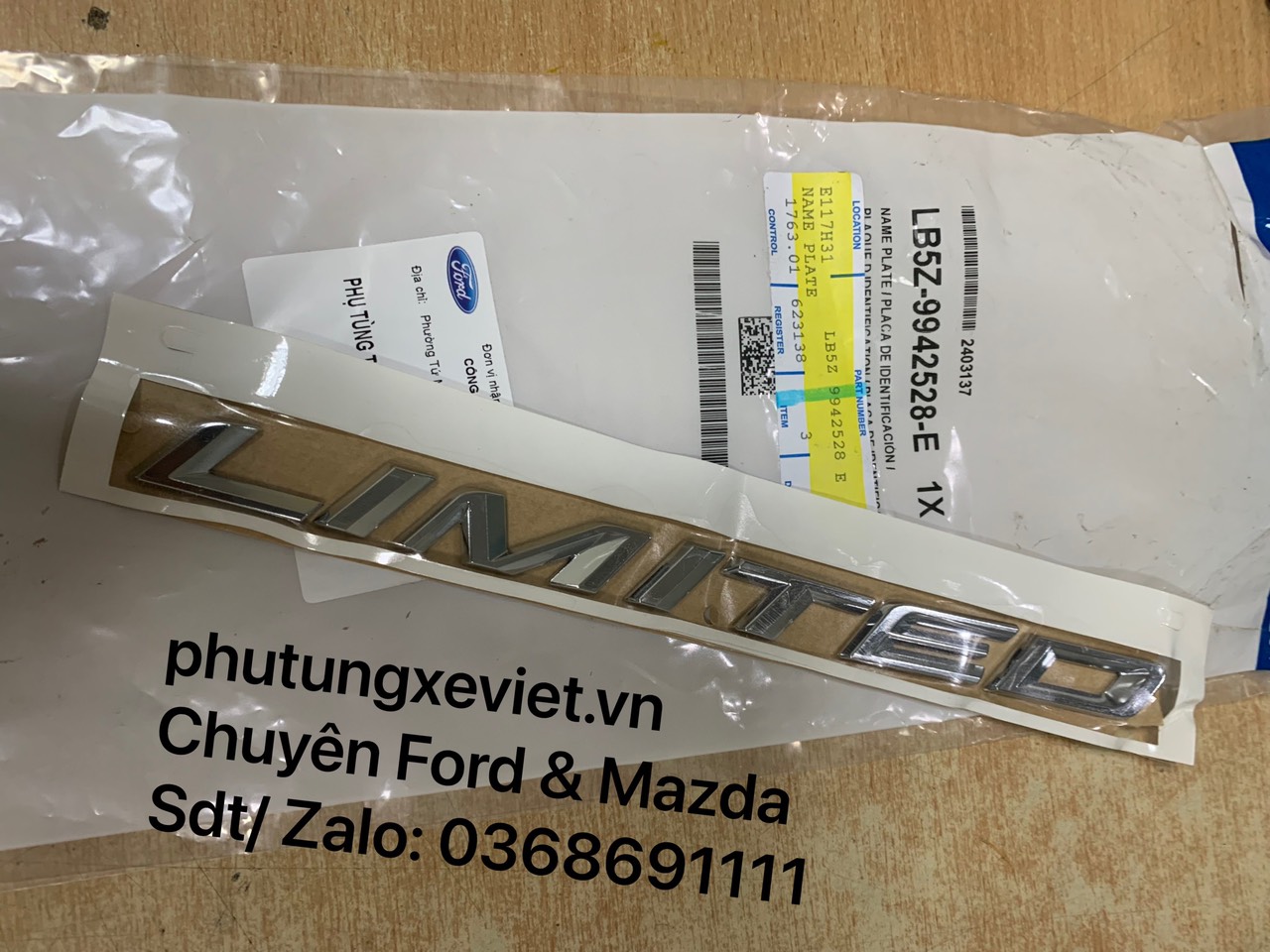logo đề can chữ Limited dán sau xe Ford Explorer / LB5Z9942528E