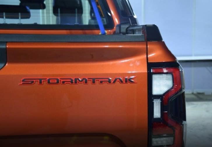 Chữ Stormtrak dán cửa thùng sau xe Ford Ranger P1WZ16720SB P1WZ2642528B