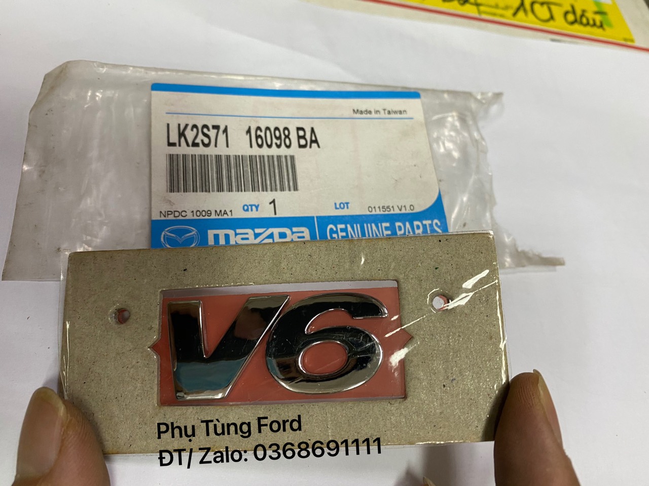 Chữ V6, lô gô trước Mondeo / LS2S7116098BA – UH7651710BB