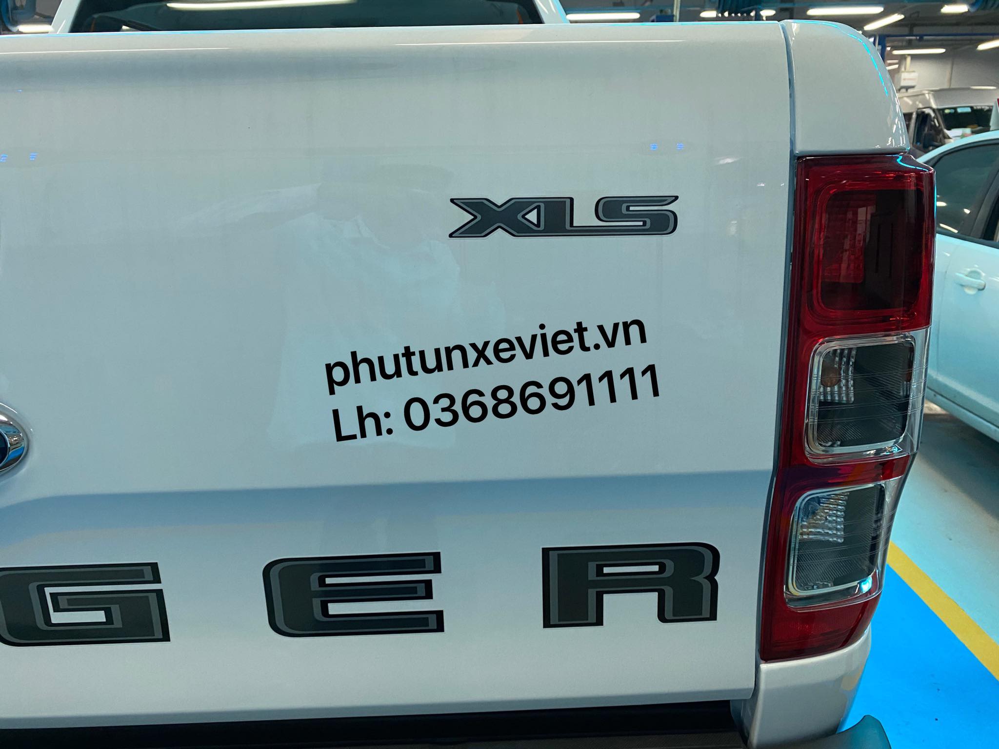 Tem đề can chữ XLS dán cửa thùng sau Ford Ranger