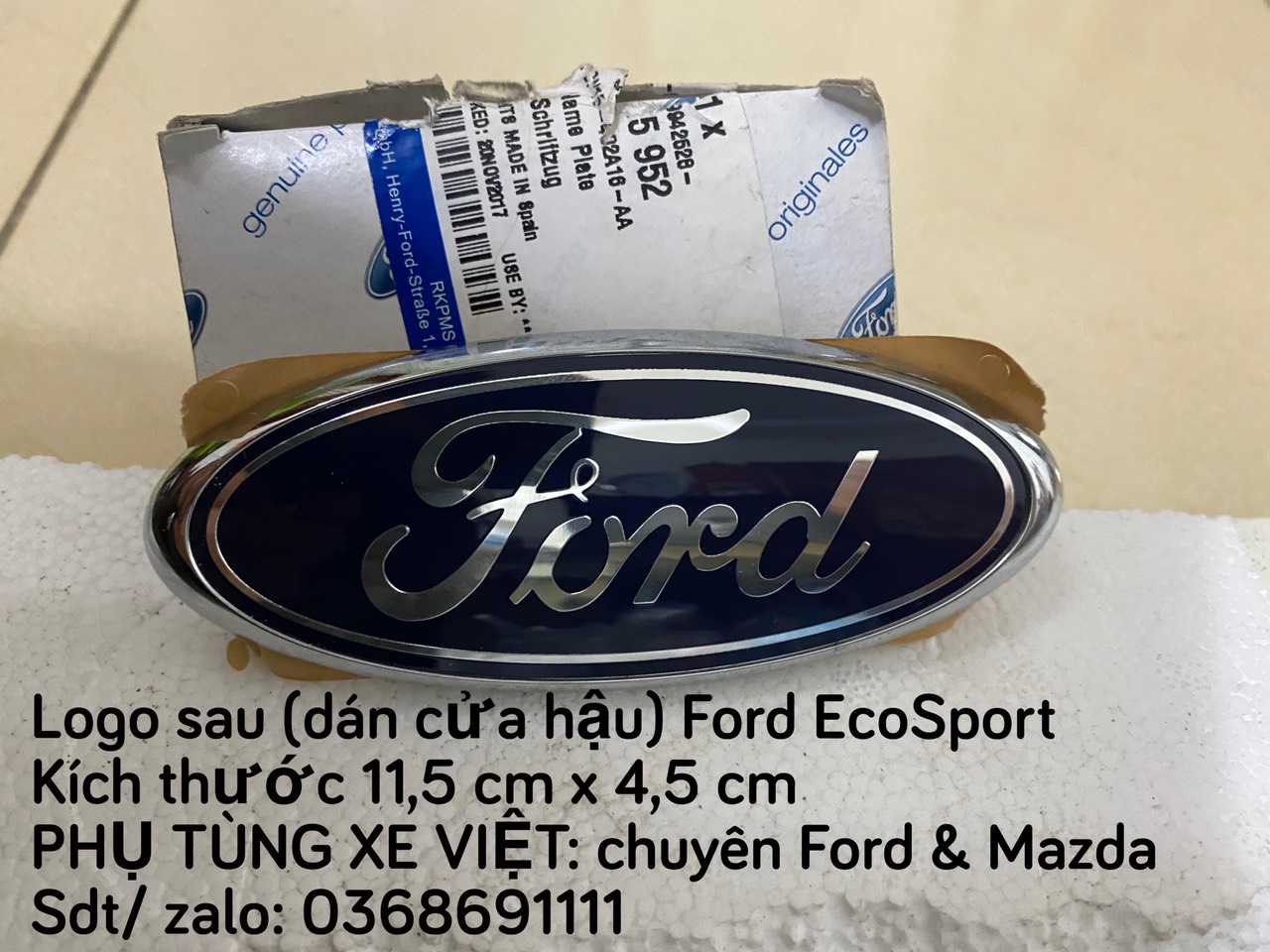 Lô gô sau, biểu tượng chữ Ford trên cánh cửa hậu Ford EcoSport / CN15402A16AA