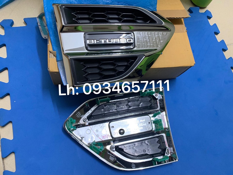 Ốp mạ (chữ Biturbo) trên tai xe Ford Everest 2.0 titanium