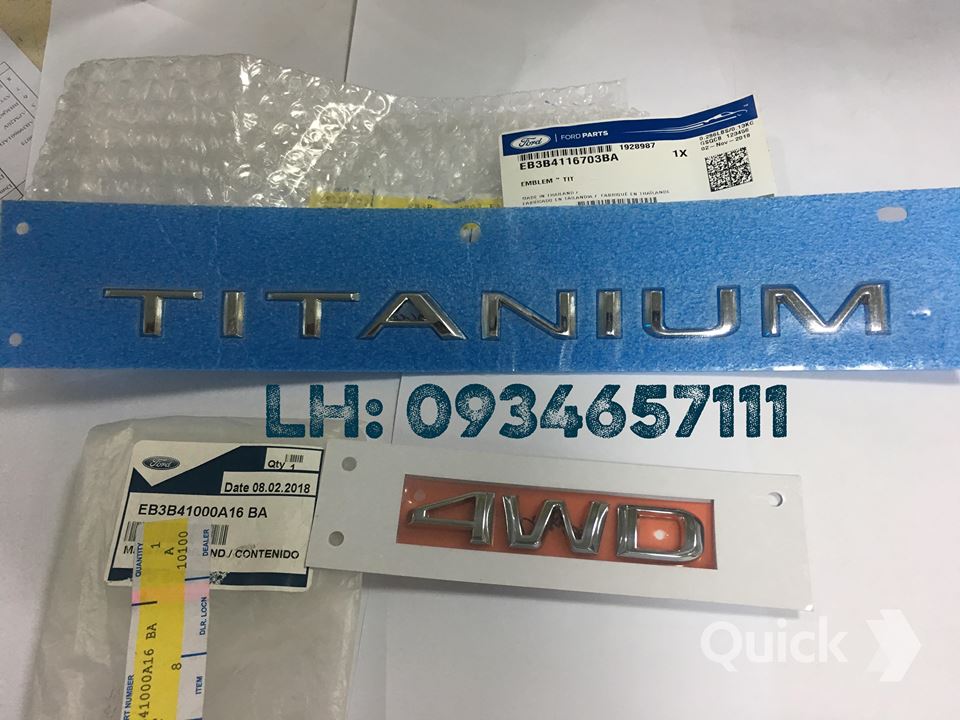 Chữ Titanium sau xe Everest