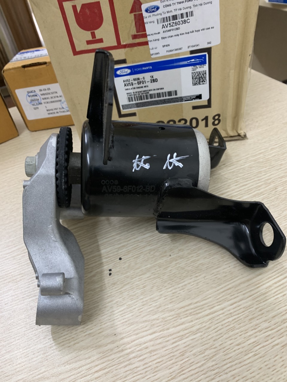 Chân máy dầu Ford Fiesta 1.6 AV5Z6038C AV596F012BD