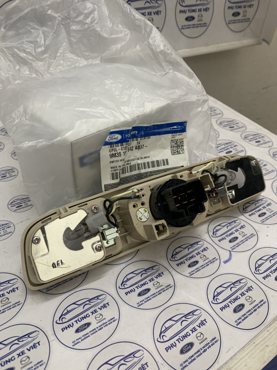 Công tắc quạt gió điều hoà trần sau Ford Everest UF0L61200A37