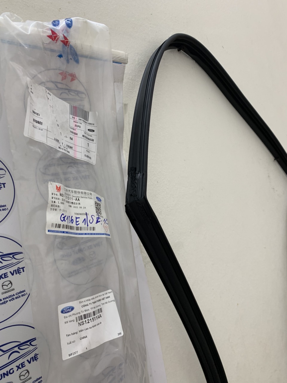 Gioăng khung kính cửa trước Ford Territory bên lái NS121511AA