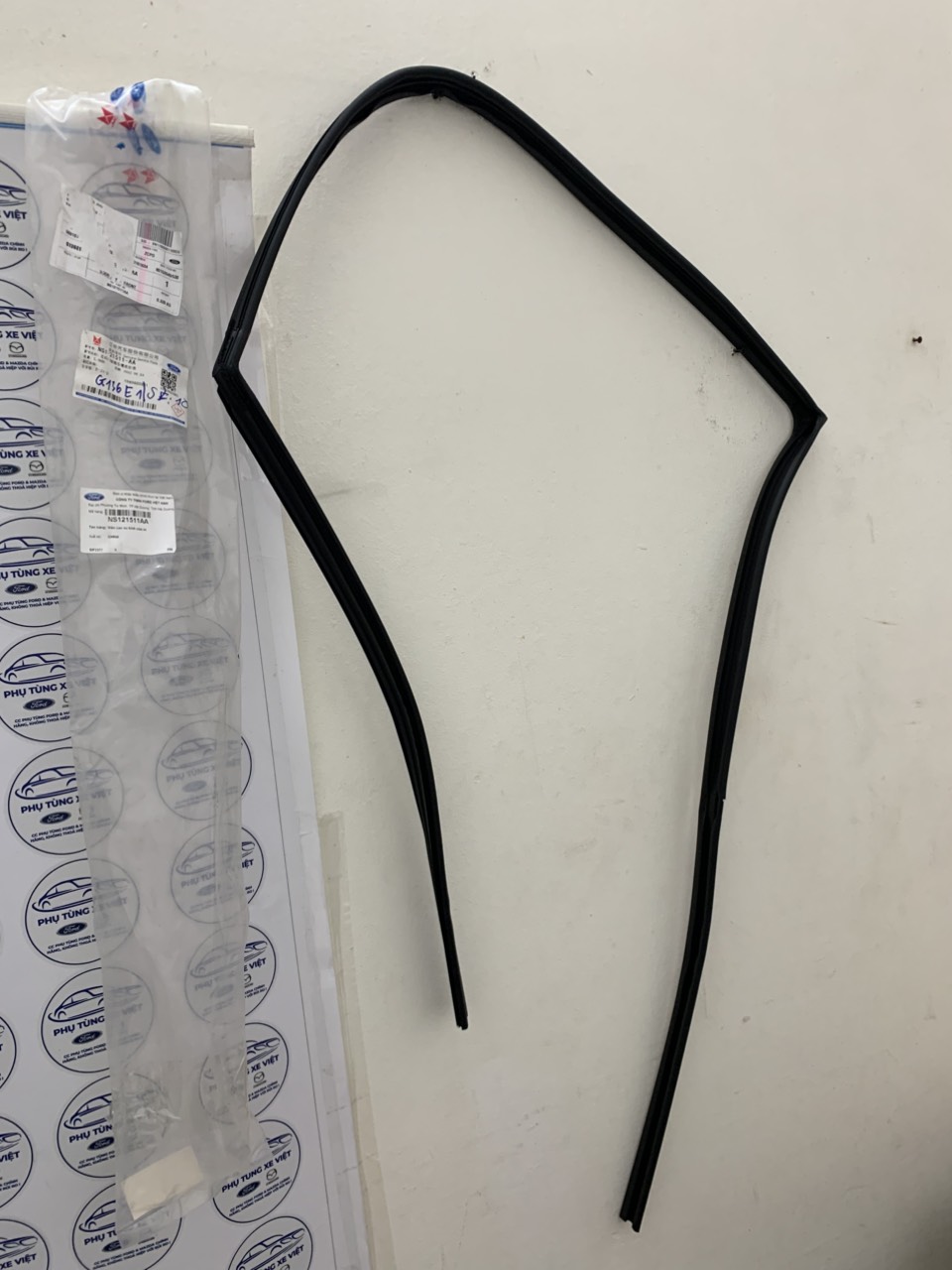 Gioăng khung kính cửa trước Ford Territory bên lái NS121511AA