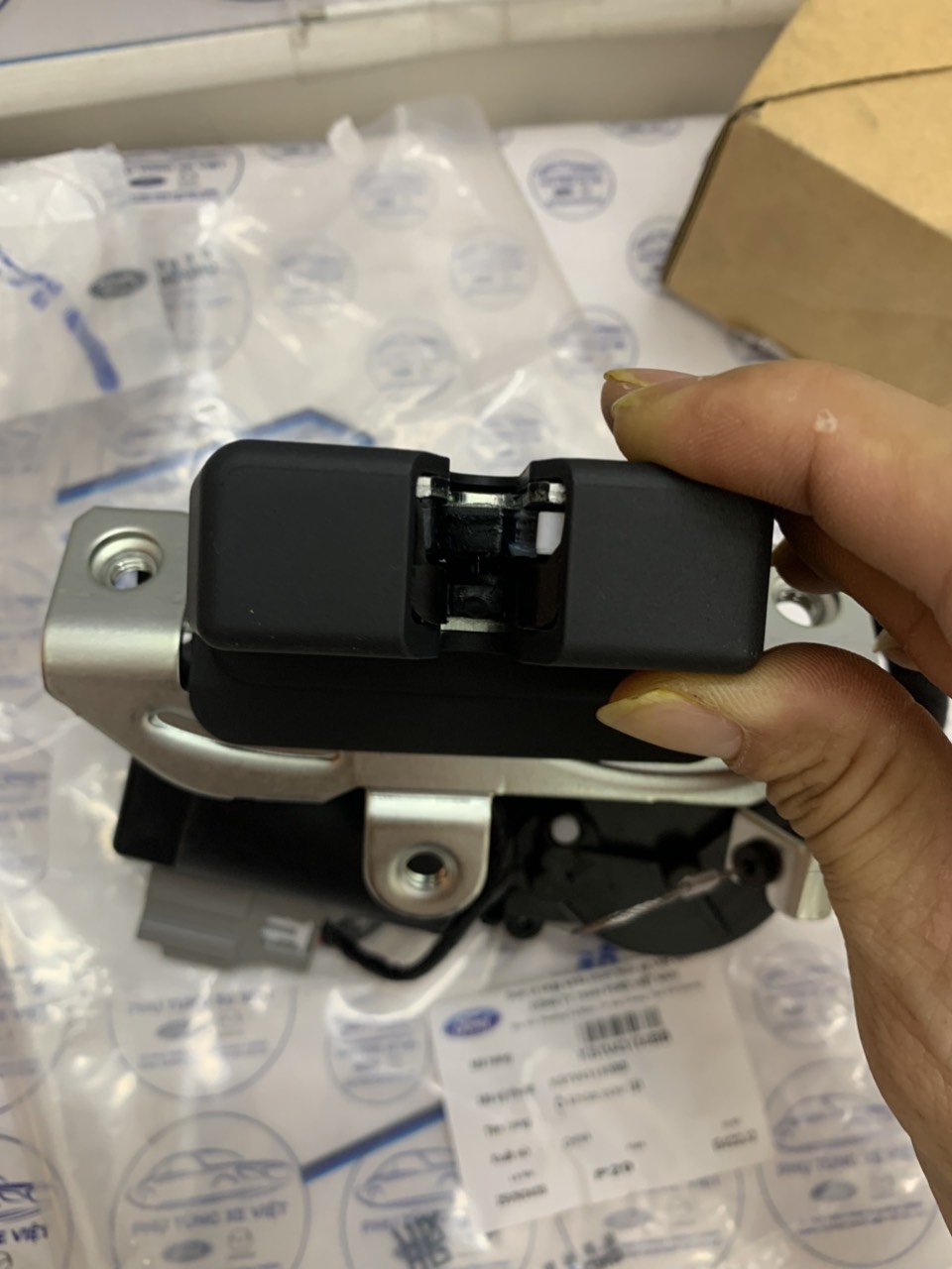 Khoá cốp, khoá cửa hậu Ford Territory,  khoá điện KS1V43150BB