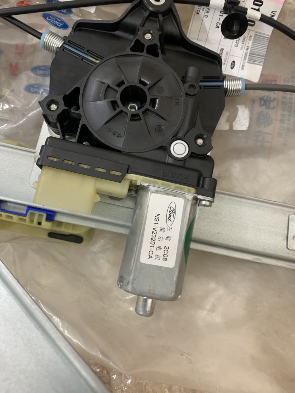 Motor nâng hạ kính cửa trước lái Territory NS1V14553CA, 6 giắc