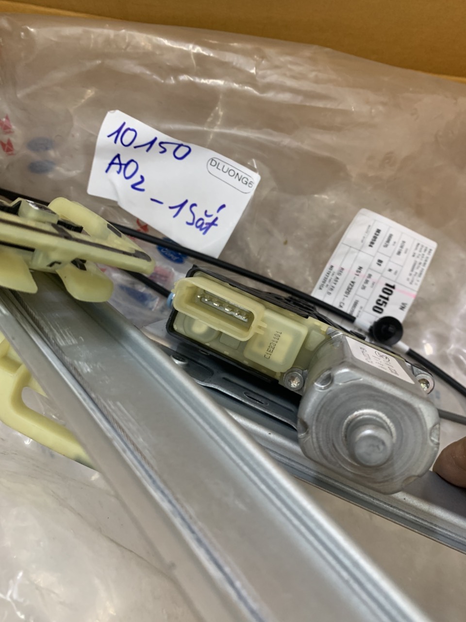 Motor nâng hạ kính cửa trước lái Territory NS1V14553CA, 6 giắc
