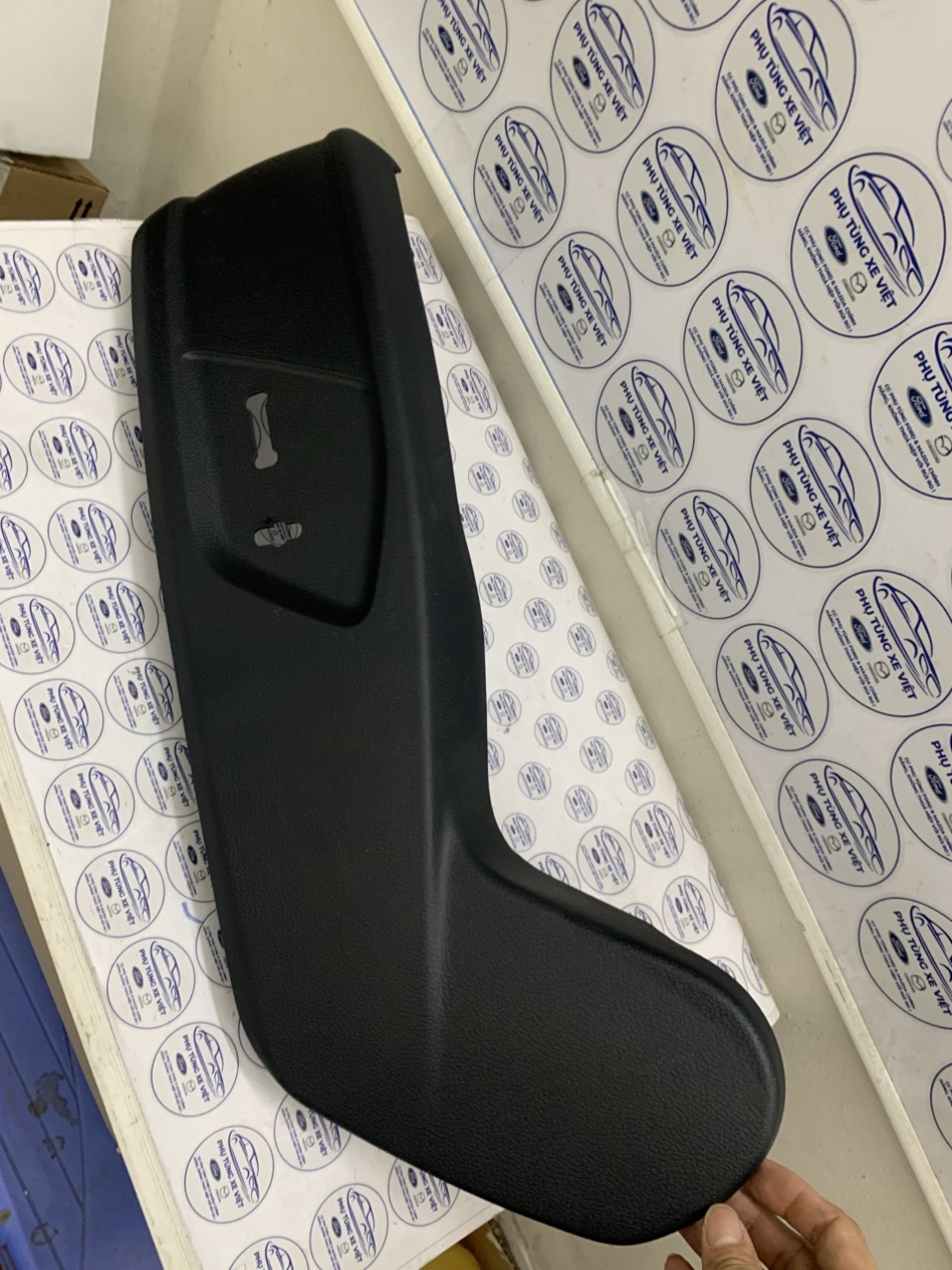 Ốp ghế trước lái Ford Everest 2018 19 20 21 EB3B-17F931-GBW