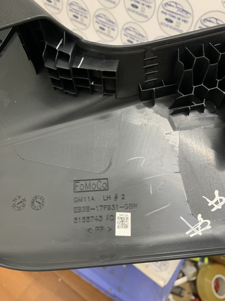 Ốp ghế trước lái Ford Everest 2018 19 20 21 EB3B-17F931-GBW