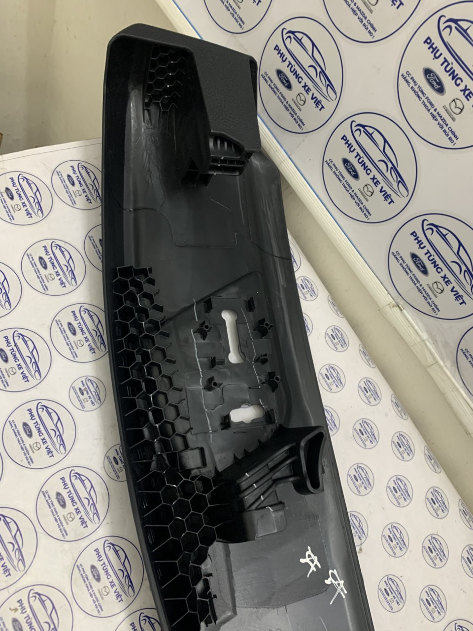 Ốp ghế trước lái Ford Everest 2018 19 20 21 EB3B-17F931-GBW