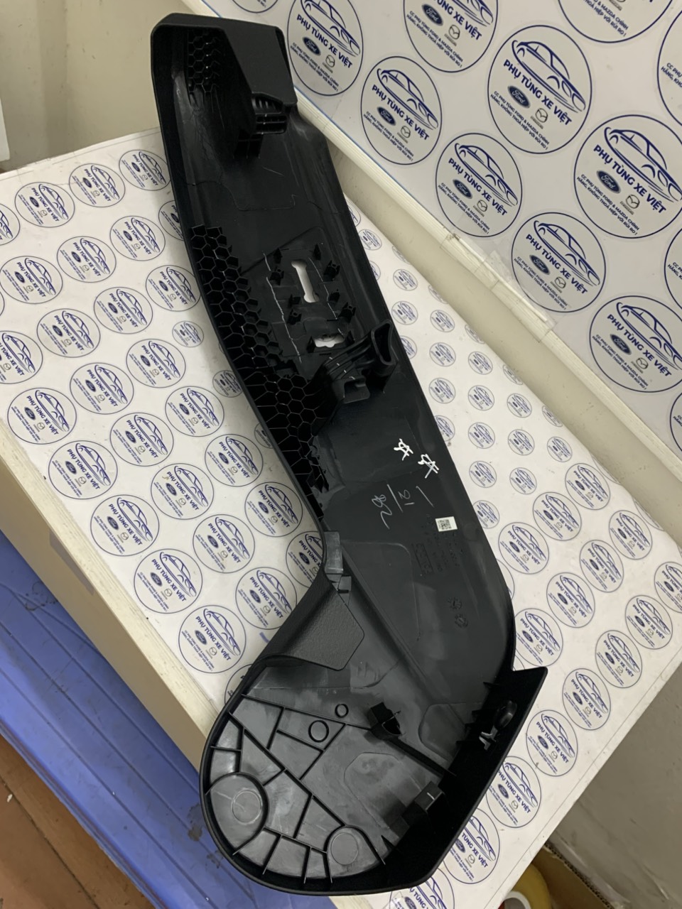 Ốp ghế trước lái Ford Everest 2018 19 20 21 EB3B-17F931-GBW