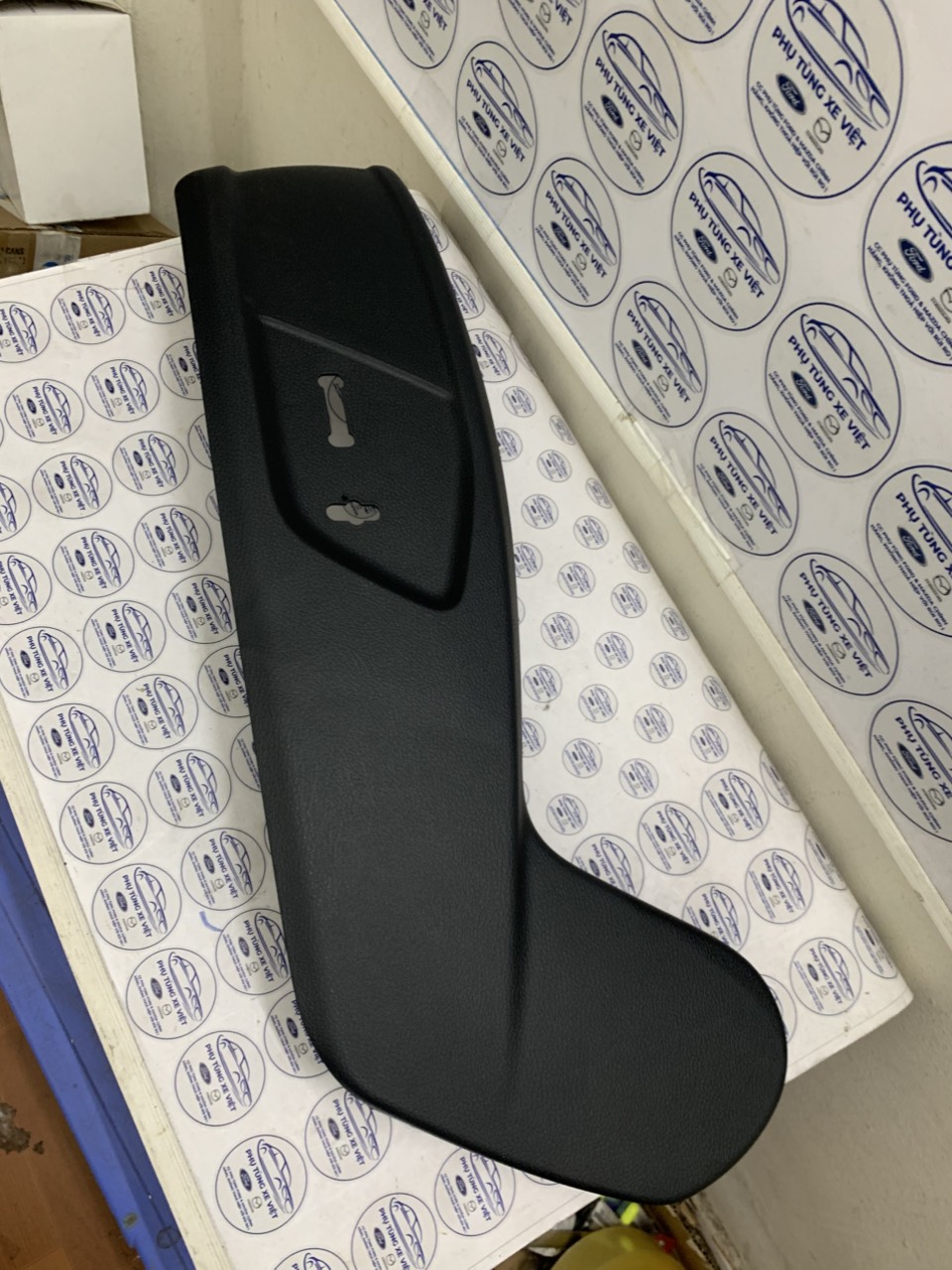 Ốp ghế trước lái Ford Everest 2018 19 20 21 EB3B-17F931-GBW