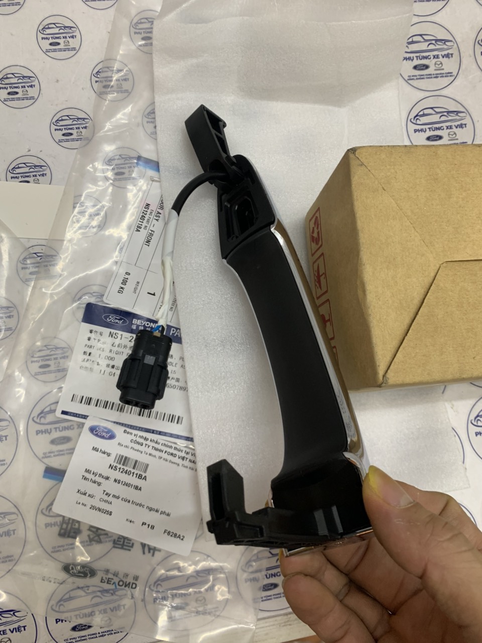 Tay mở ngoài cửa trước phụ Ford Territory NS124011BA AAXUAA