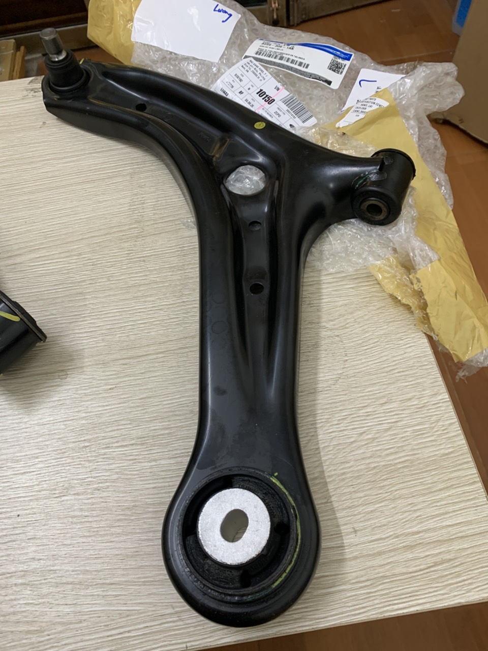 Càng A trước Ford Fiesta bên lái AV5Z3079A DN2434350G