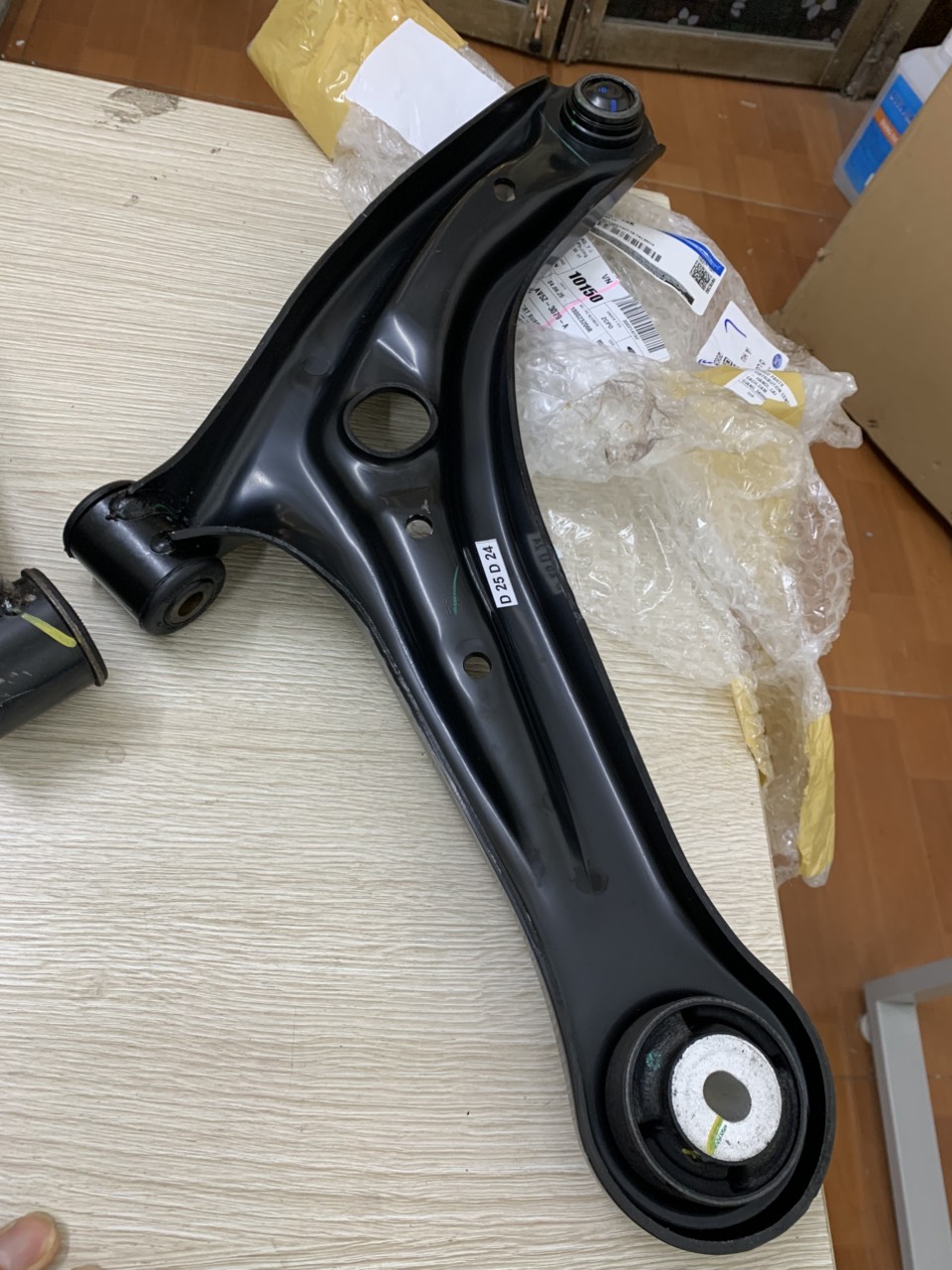 Càng A trước Ford Fiesta bên lái AV5Z3079A DN2434350G