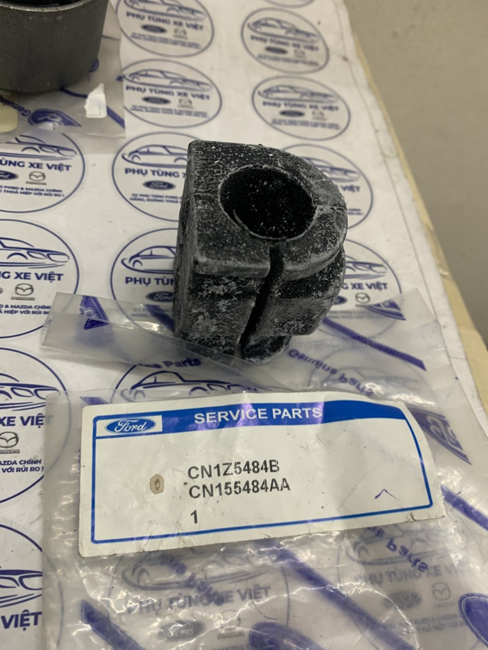 Cao su cân bằng trước Ford EcoSport GN1Z5484C CN1Z5484B