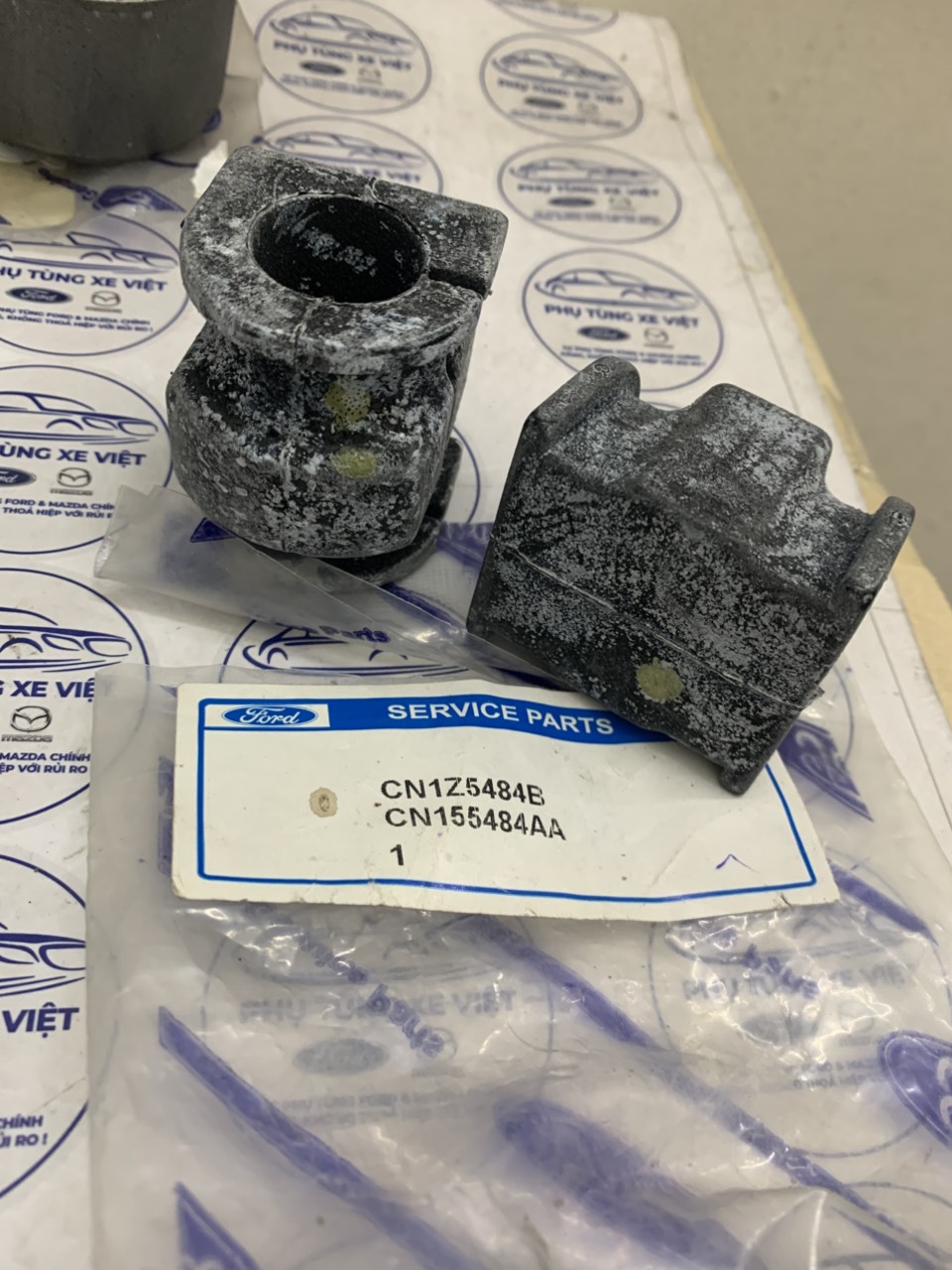 Cao su cân bằng trước Ford EcoSport GN1Z5484C CN1Z5484B