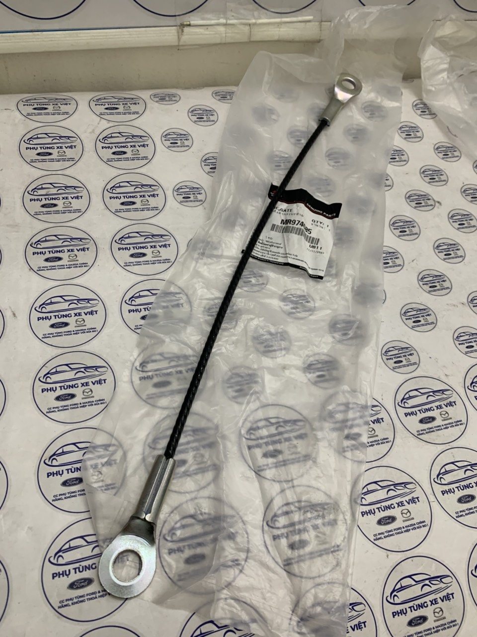 Cáp treo cửa thùng sau Mitsubishi Triton dài 42 cm MR974685