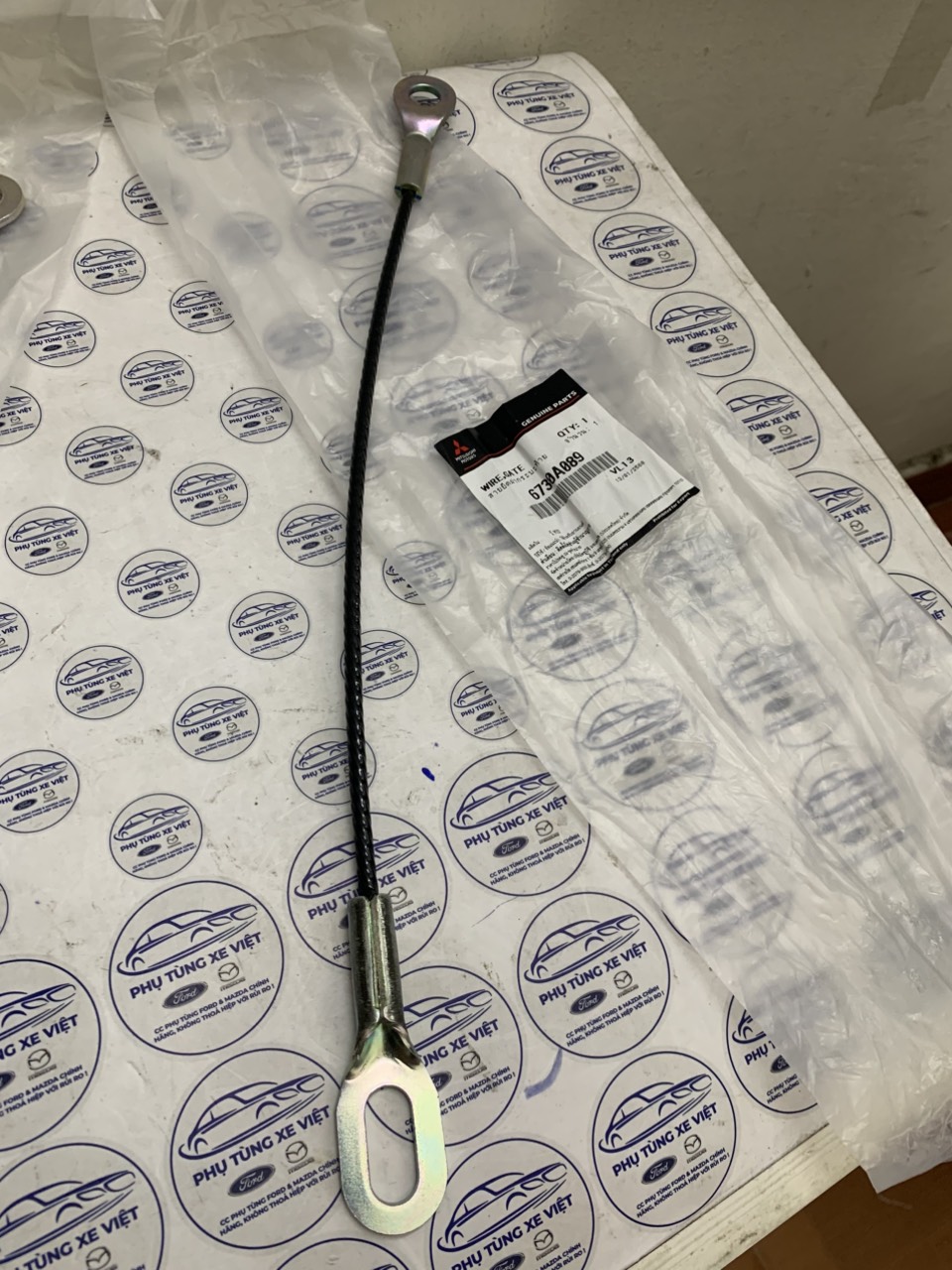 Cáp cửa thùng sau Mitsubishi Triton dài 40,5 cm 6730A089