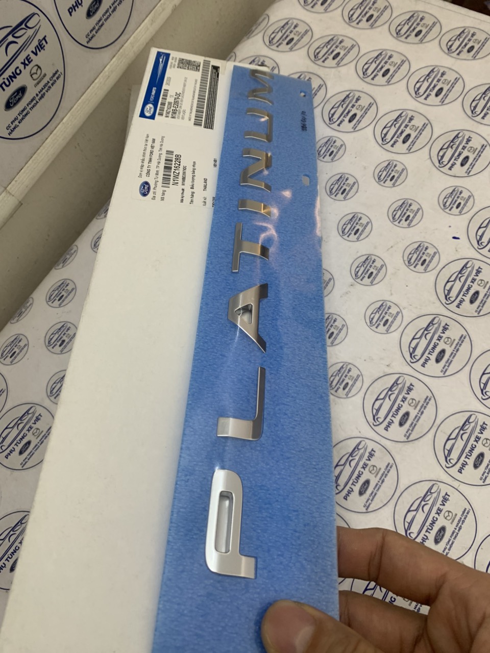 Chữ Platinum dán sườn xe Ford Everest 2023 24 25 N1WZ16228A