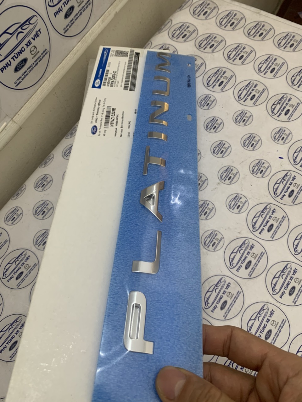 Chữ Platinum dán sườn xe Ford Everest 2023 24 25 N1WZ16228A