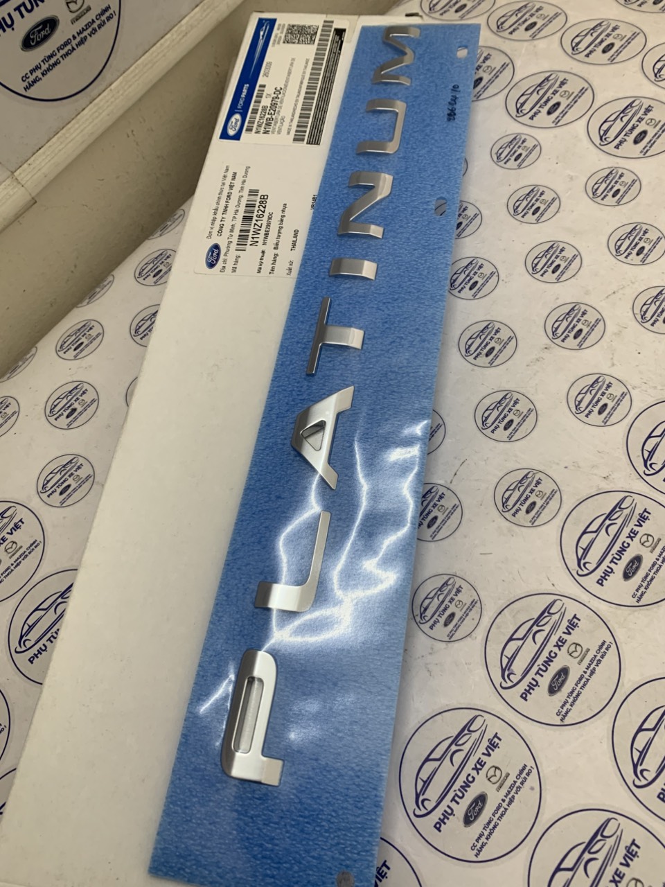 Chữ Platinum dán sườn xe Ford Everest 2023 24 25 N1WZ16228A