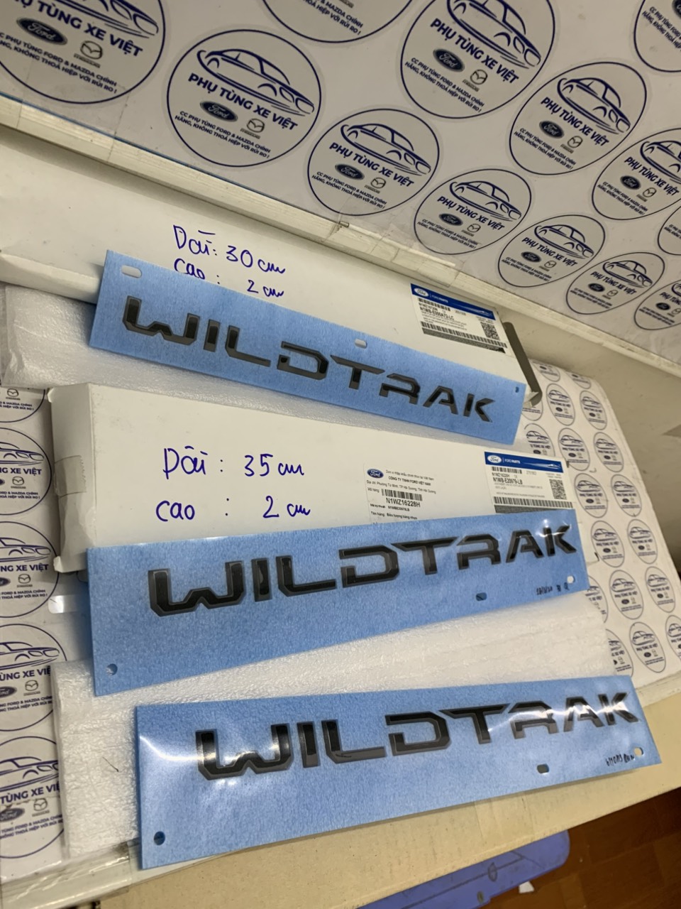 Chữ Wildtrak nhựa đen gắn trên xe Ford Everest 2022 23 24 25