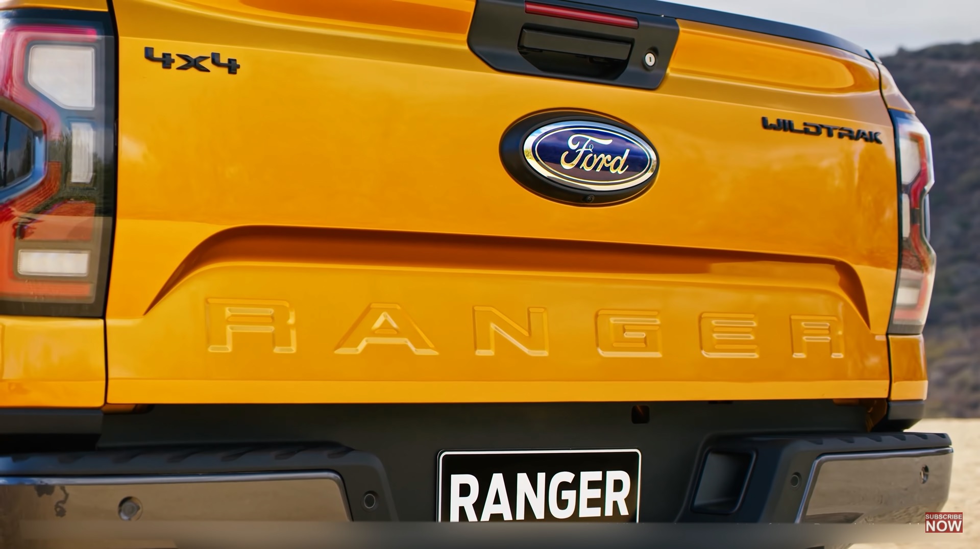 Chữ Wildtrak nhựa đen trang trí trên xe Ford Ranger 2022 23 24 25