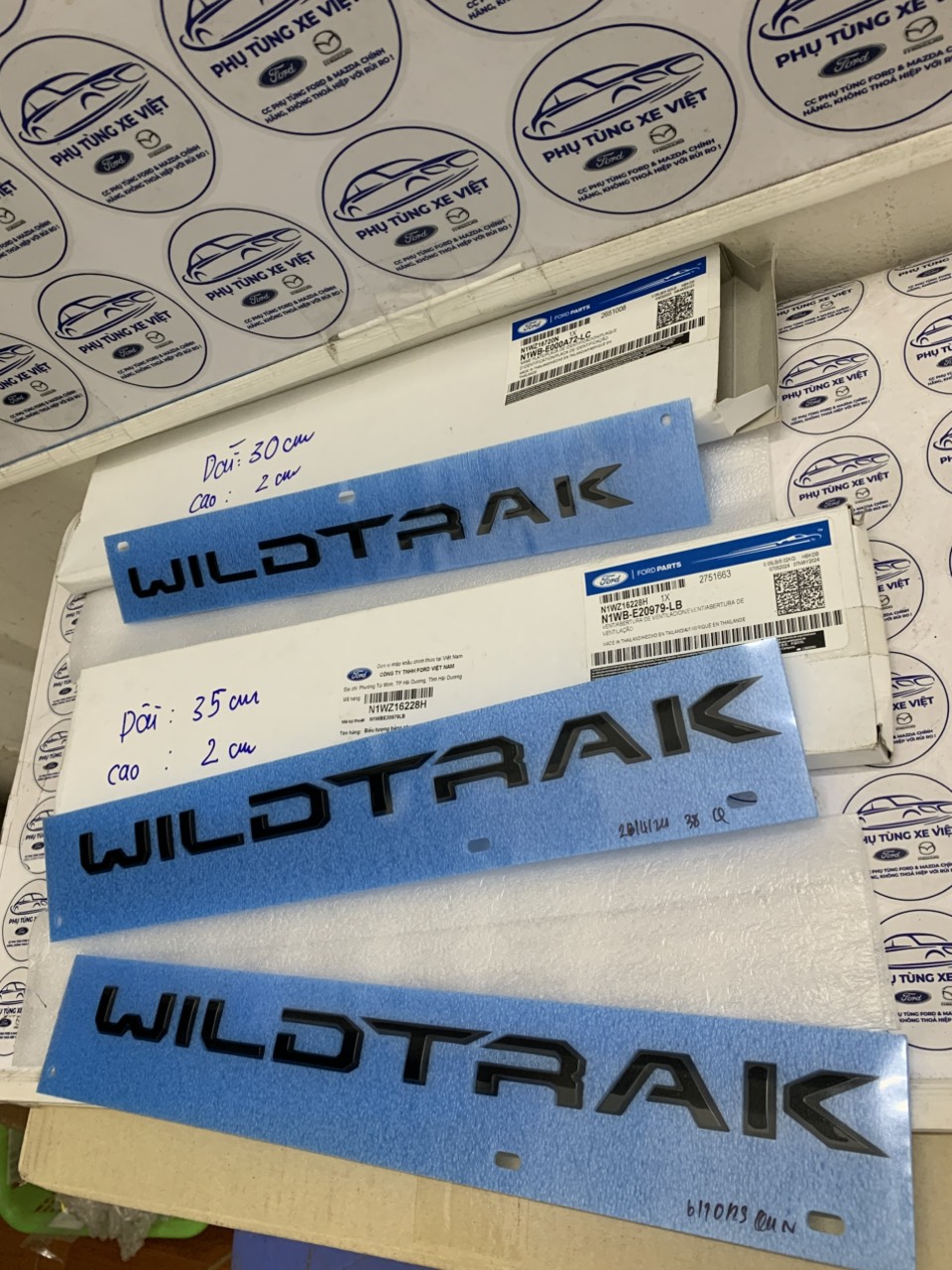 Chữ Wildtrak nhựa đen trang trí trên xe Ford Ranger 2022 23 24 25