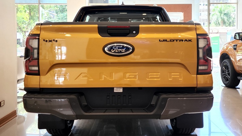 Chữ Wildtrak nhựa đen trang trí trên xe Ford Ranger 2022 23 24 25