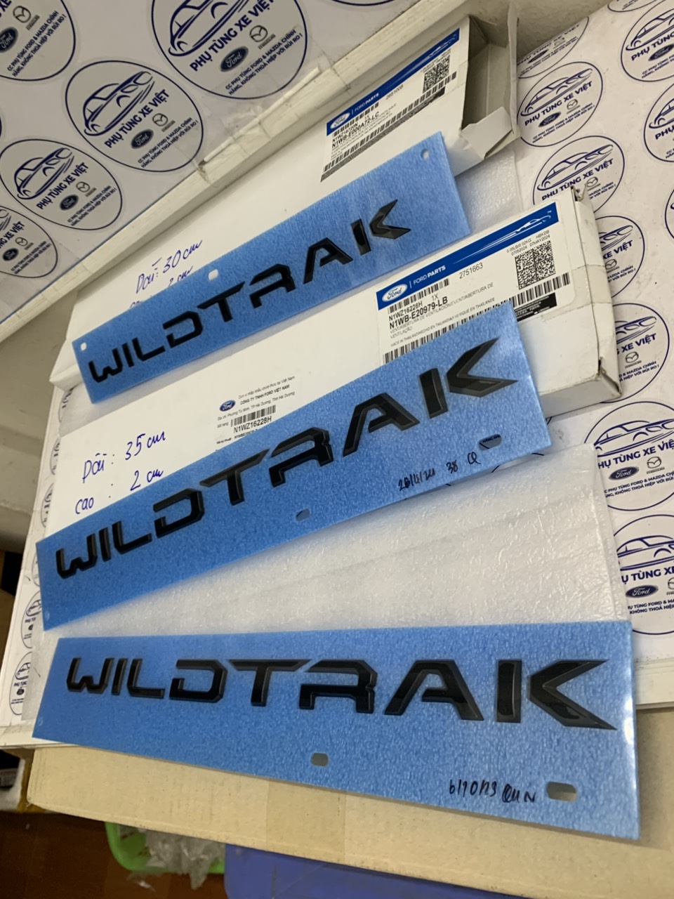 Chữ Wildtrak nhựa đen trang trí trên xe Ford Ranger 2022 23 24 25