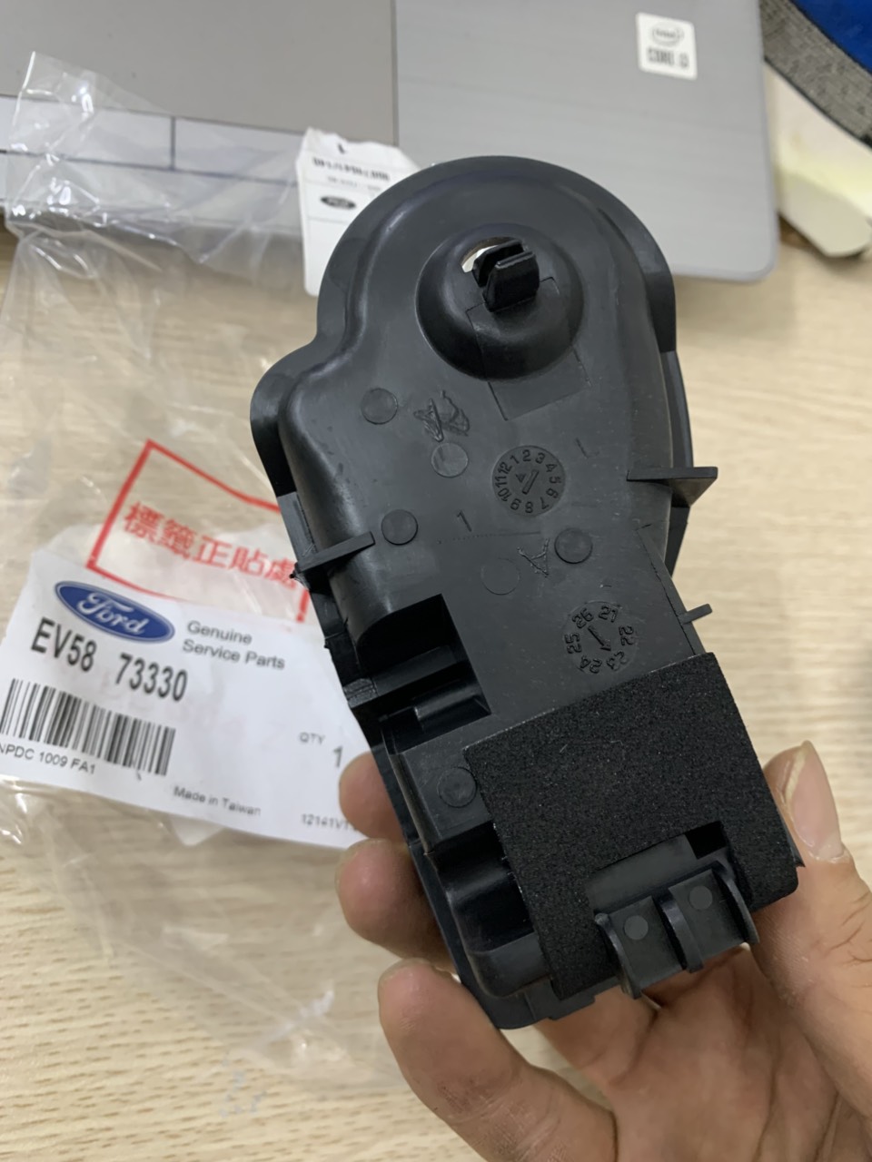 Lẫy mở cửa trong Ford Escape trước, sau bên lái EV5873330, mạ