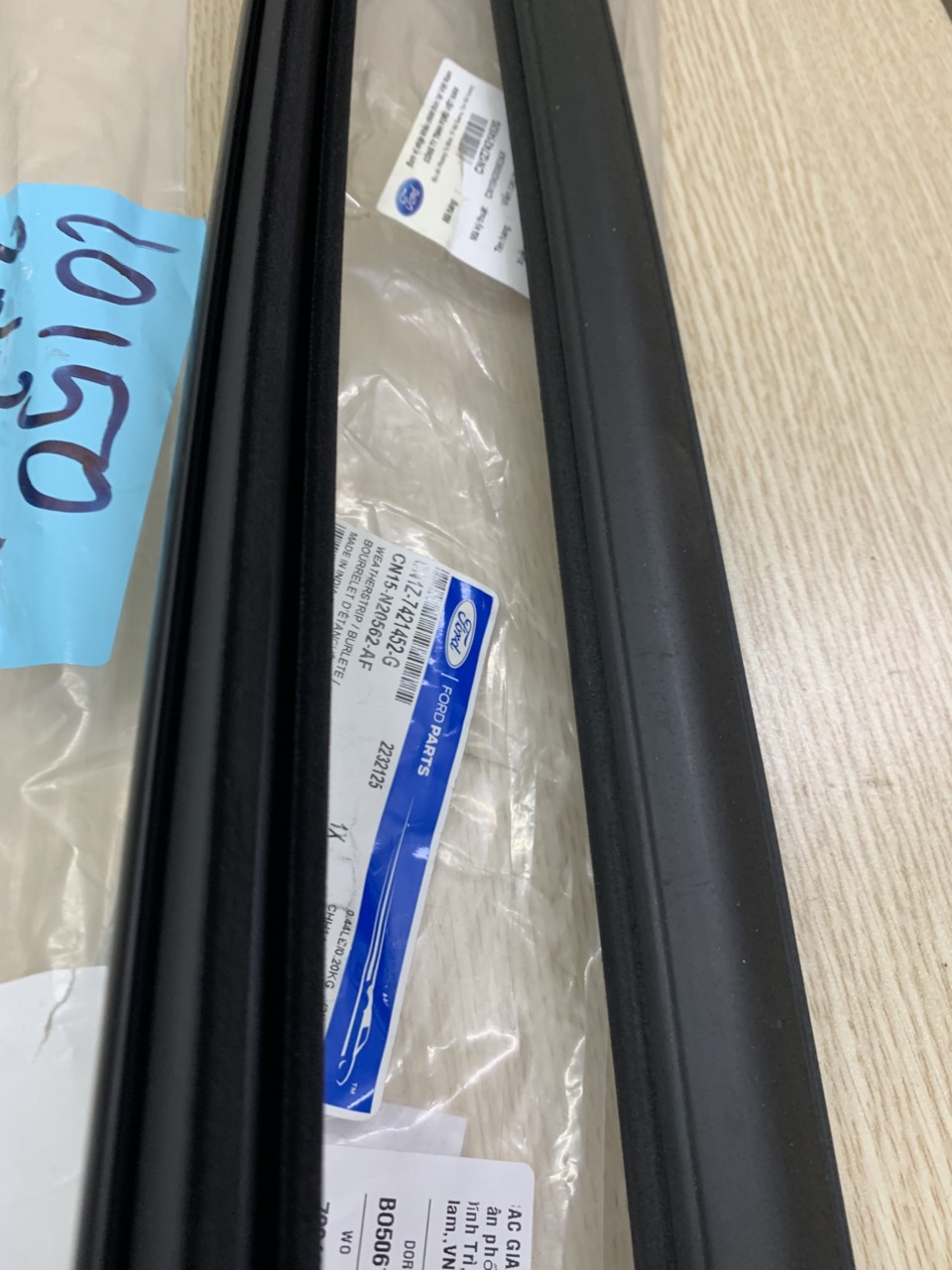 Nẹp chân kính cánh cửa trước Ford EcoSport CN1Z7421452G 53D