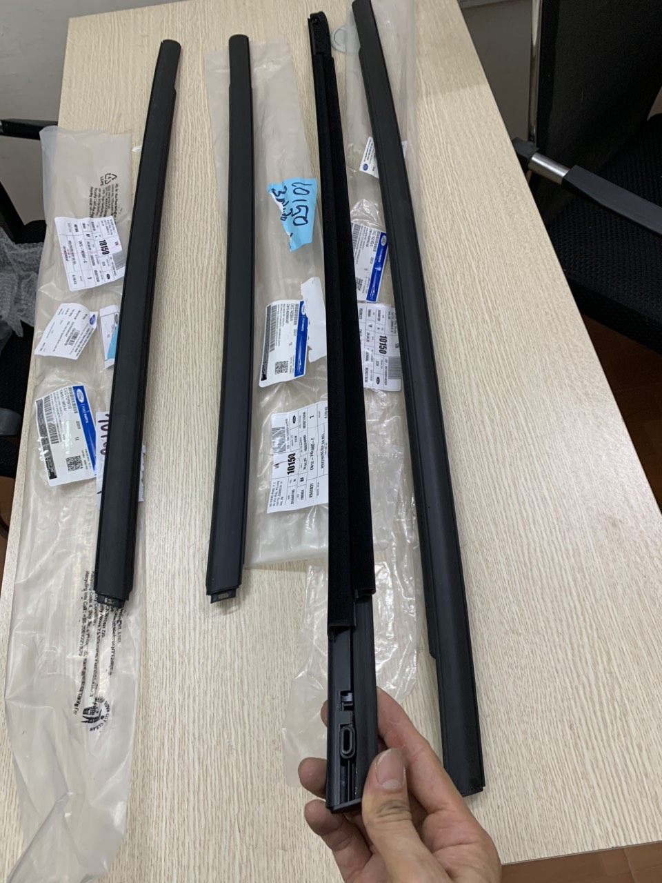 Nẹp chân kính cánh cửa trước Ford EcoSport CN1Z7421452G 53D