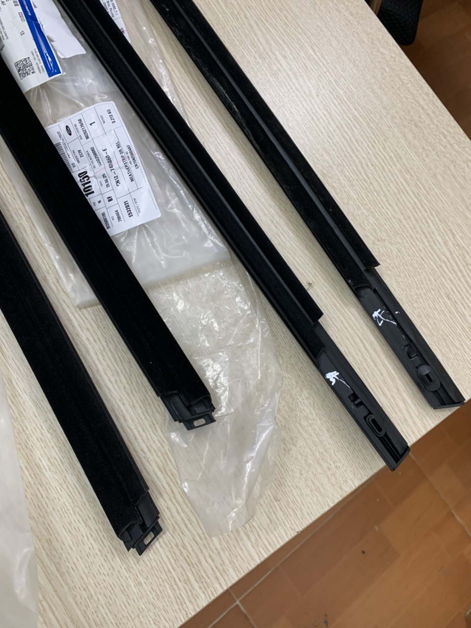 Nẹp chân kính cánh cửa trước Ford EcoSport CN1Z7421452G 53D