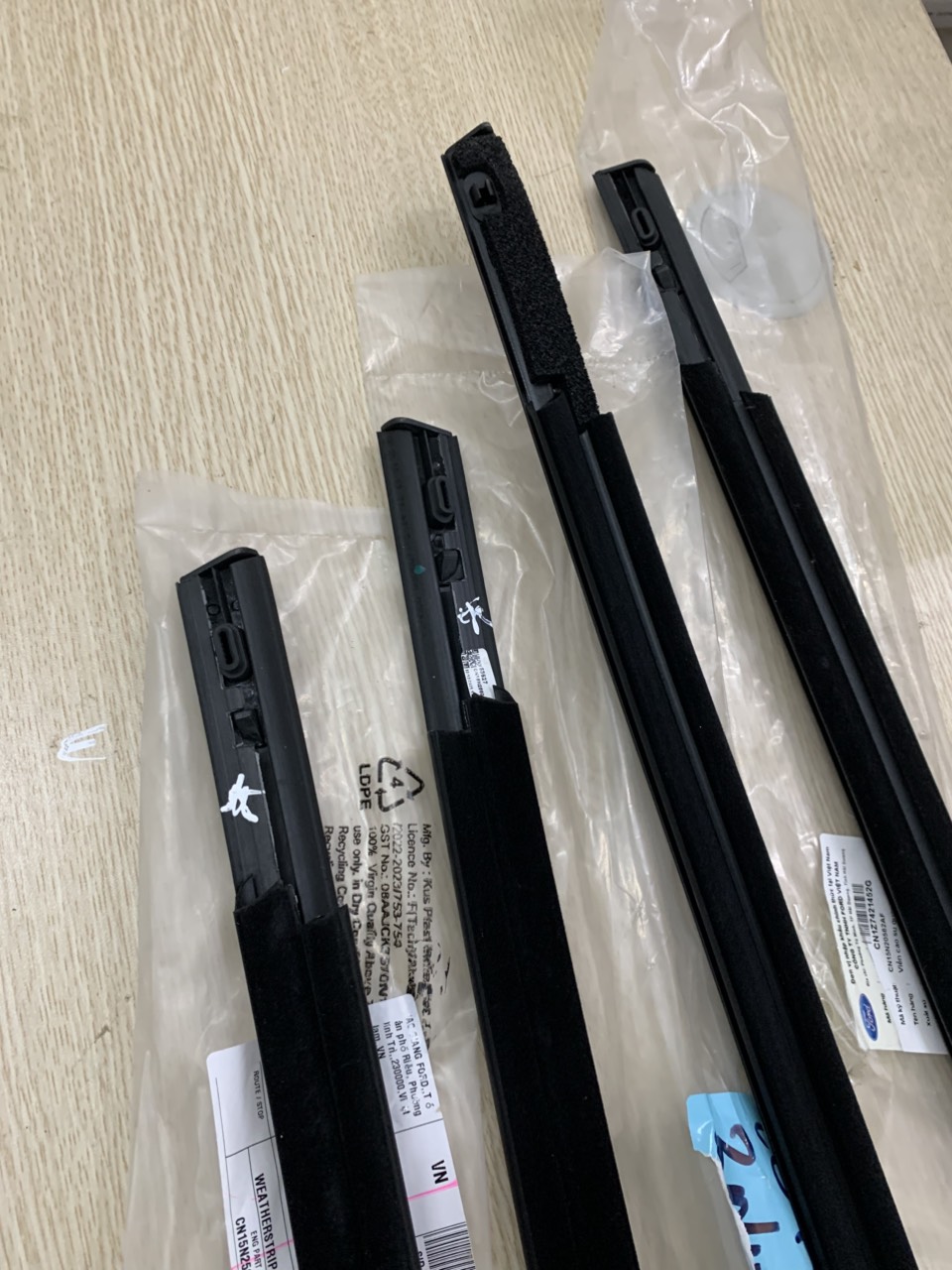 Nẹp chân kính cánh cửa trước Ford EcoSport CN1Z7421452G 53D