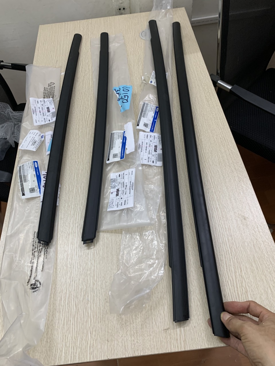 Nẹp chân kính cánh cửa trước Ford EcoSport CN1Z7421452G 53D