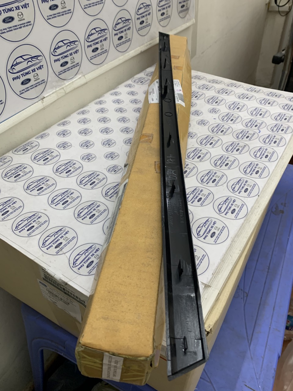 Nẹp cốp sau Ford Fiesta 4 cửa DK4350YF2DBB 8A69402B34CEW