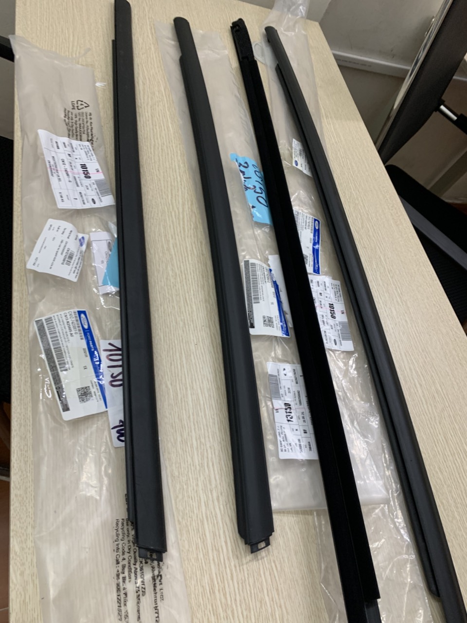 Nẹp ngoài chân kính cánh cửa sau EcoSport CN1Z7425860E 61G