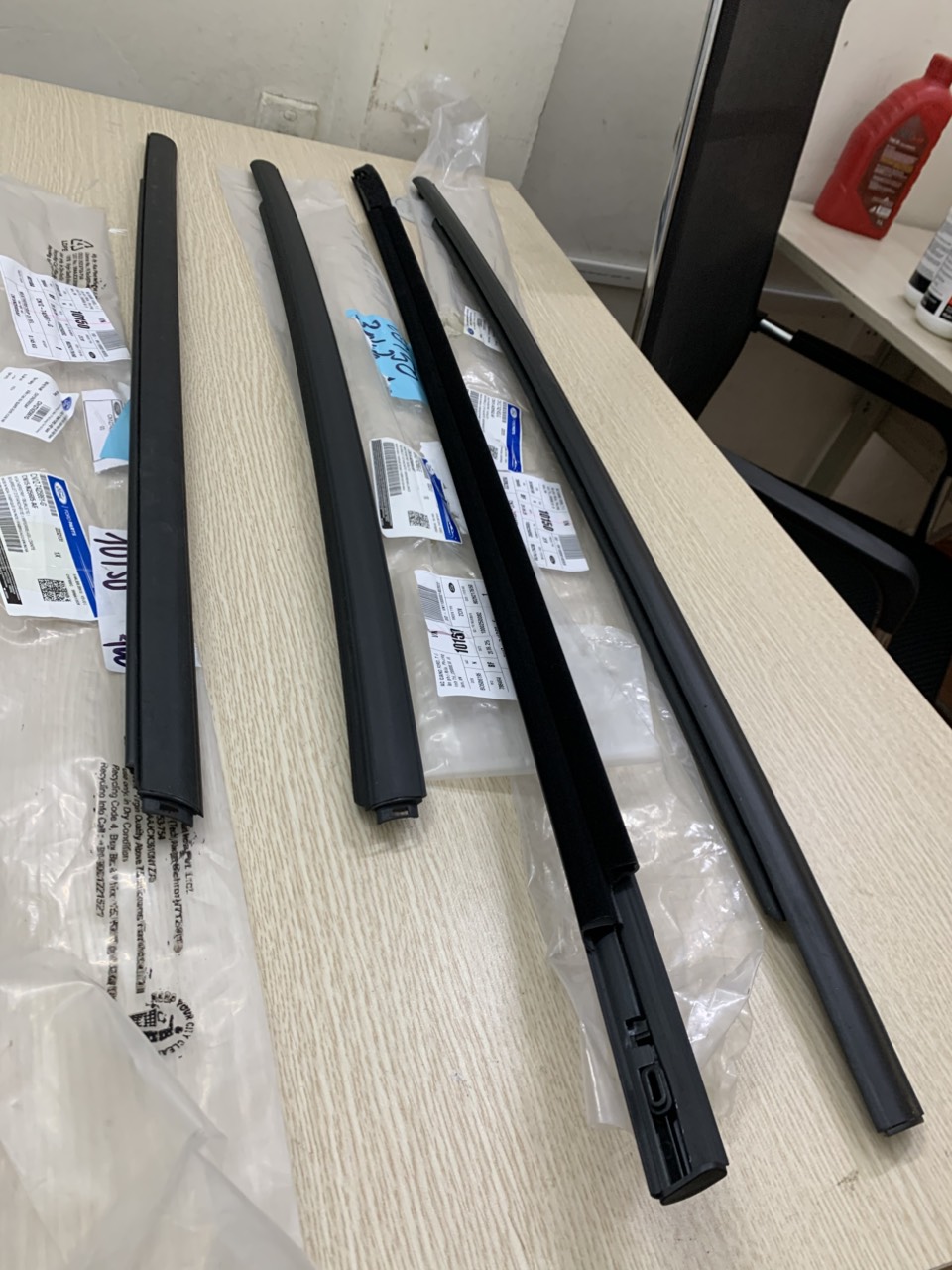 Nẹp ngoài chân kính cánh cửa sau EcoSport CN1Z7425860E 61G