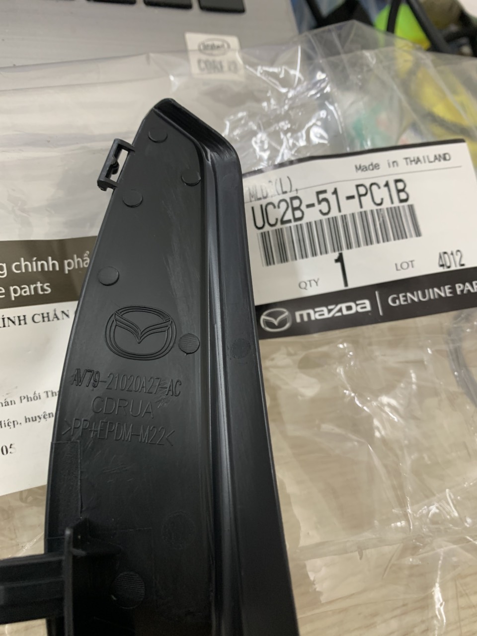 Ốp chân kính chắn gió Mazda BT Lh UC2B51PC1B ốp bản lề ca bô