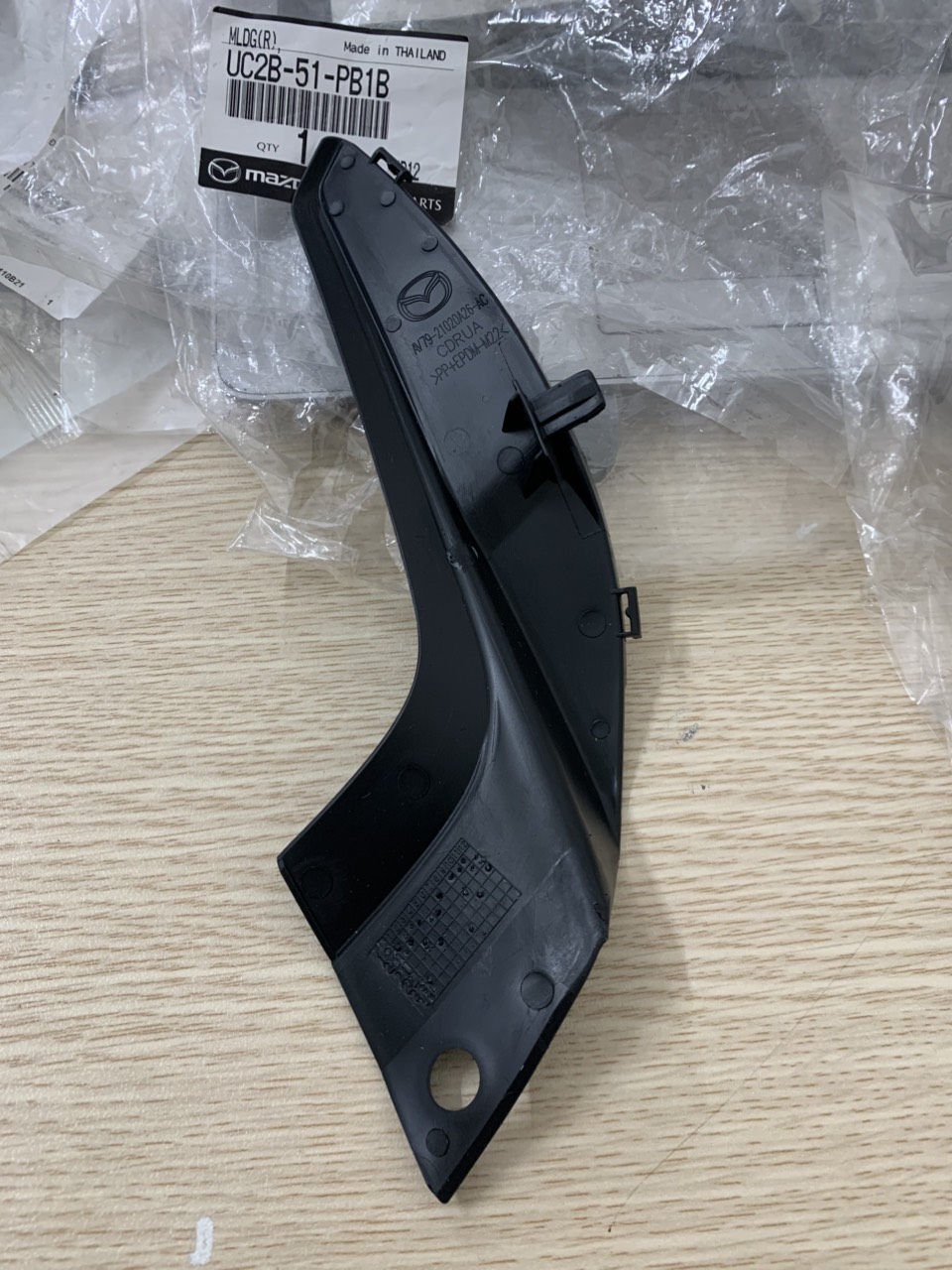 Ốp góc chân kính chắn gió Mazda BT 50 bên phụ UC2B51PB1B