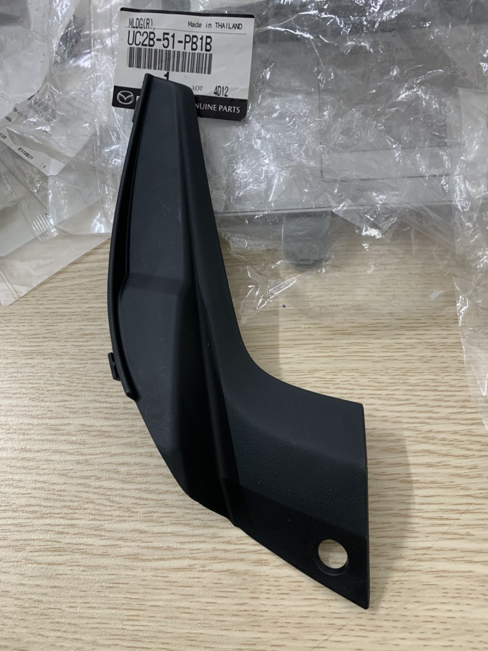 Ốp góc chân kính chắn gió Mazda BT 50 bên phụ UC2B51PB1B